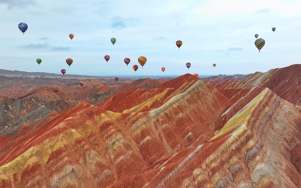 40 hot air balloons sail over a Danxia landscape with at least 40 athletes in Zhangye City, Gansu Province on August 16, 2023. /CFP
