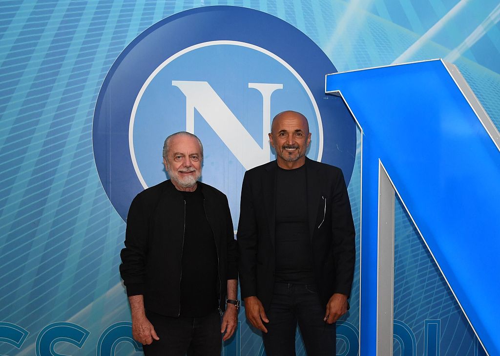 Aurelio De Laurentiis (L), president of Napoli, and the club's manager Luciano Spalletti in Naples, Italy, July 2, 2021. /CFP