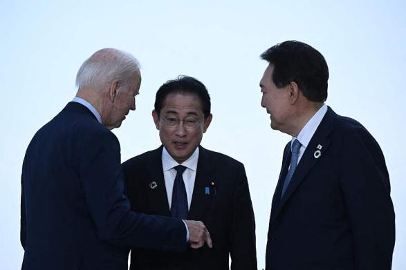 (L to R) U.S. President Joe Biden, Japan's Prime Minister Fumio Kishida, and South Korea's President Yoon Suk-yeol greet each other ahead of a trilateral meeting during the G7 Leaders' Summit in Hiroshima, Japan, May 21, 2023. /CFP 
