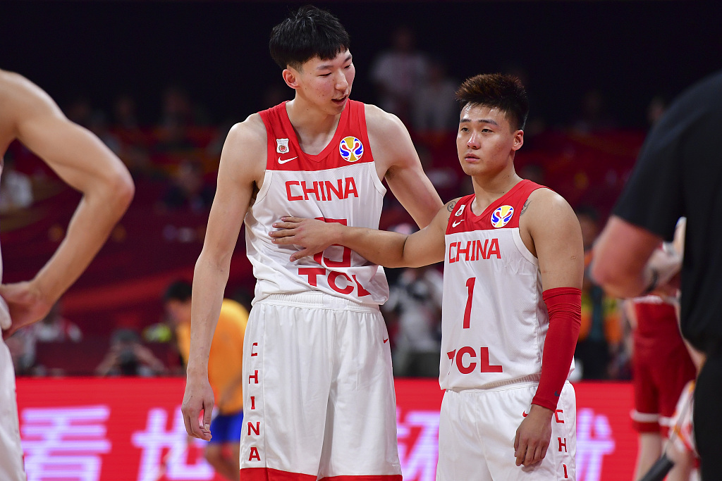 Zhou Qi (L) and Zhao Rui of China look on in the FIBA Basketball World Cup group game against Poland in Beijing, September 2, 2019. /CFP