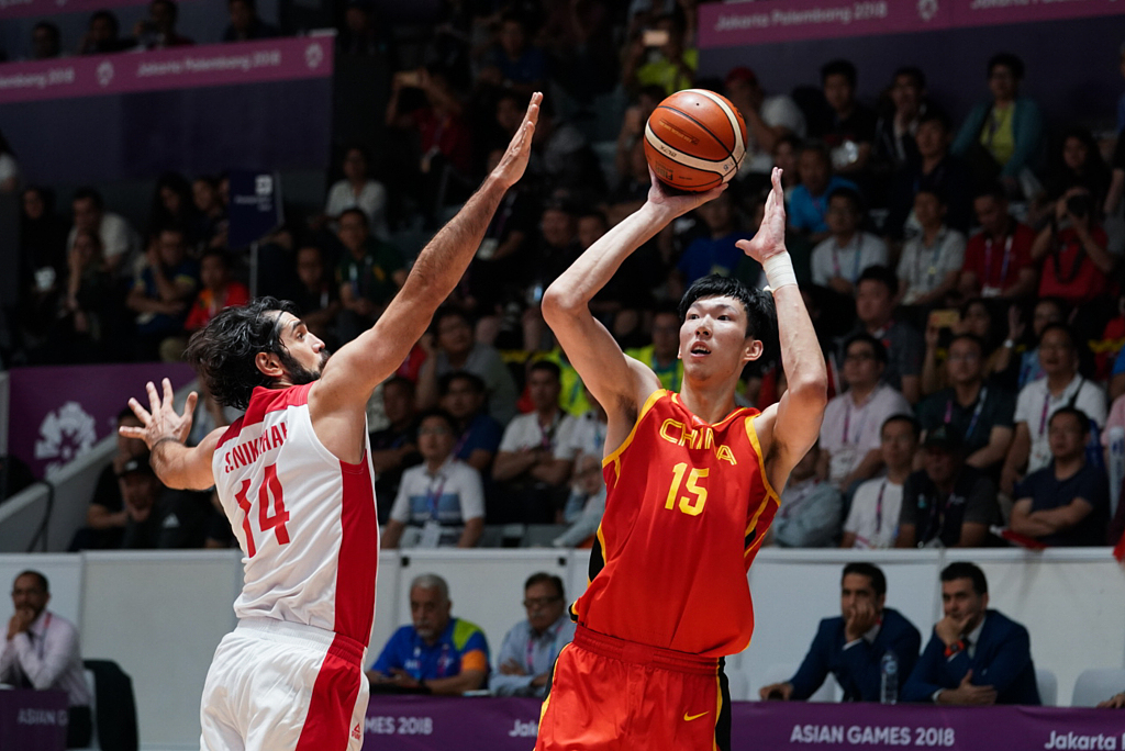 Zhou Qi (R) of China shoots in the men's basketball final against Iran at the Asian Games in Jakarta, Indonesia, September , 2018. /CFP