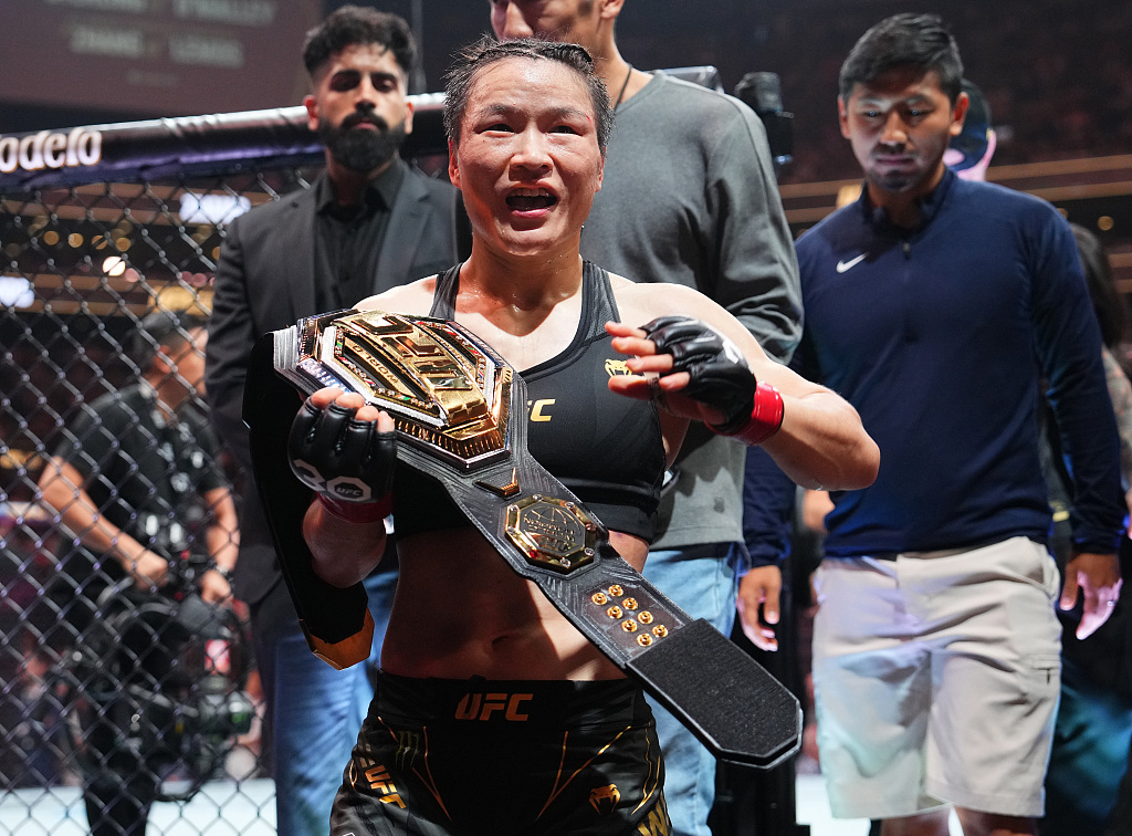 UFC strawweight champion Zhang Weili celebrates defending her title at UFC 292  in Boston, Massachusetts, U.S., August 19, 2023. /CFP