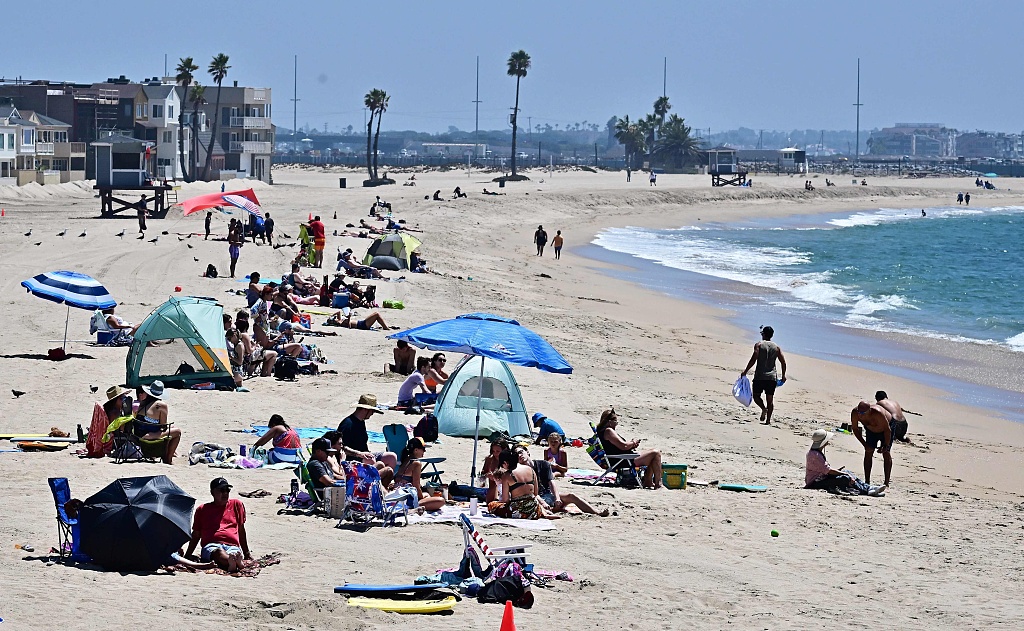 People enjoy the weather in Seal Beach, California, U.S., August 18, 2023. /CFP