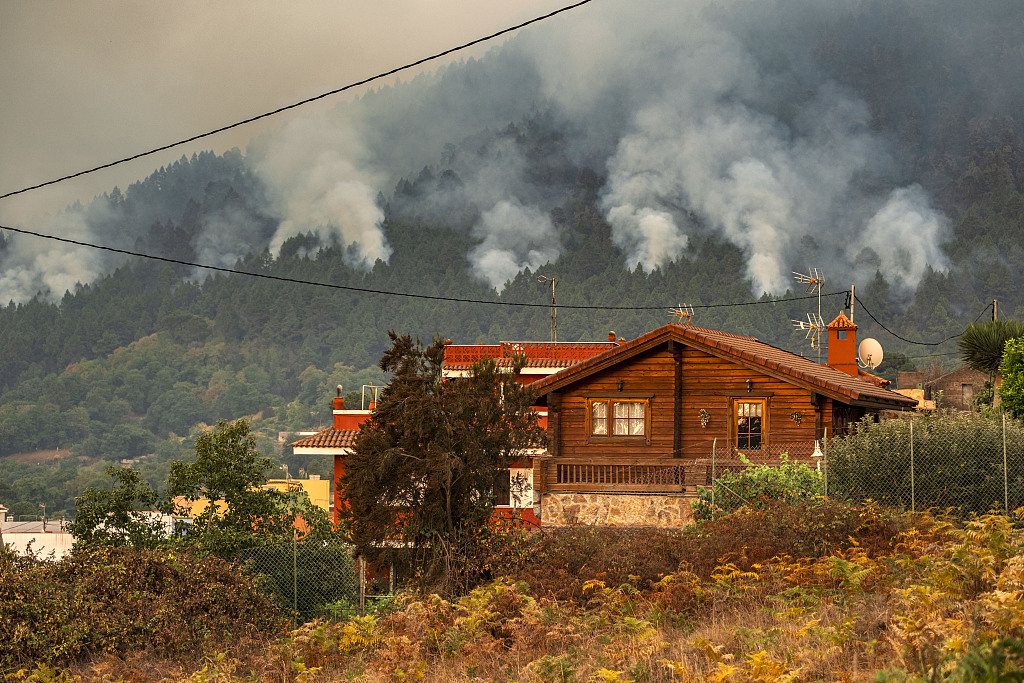 Fire advances through the forest in La Orotava in Tenerife, Canary Islands, Spain, August 19, 2023. /CFP