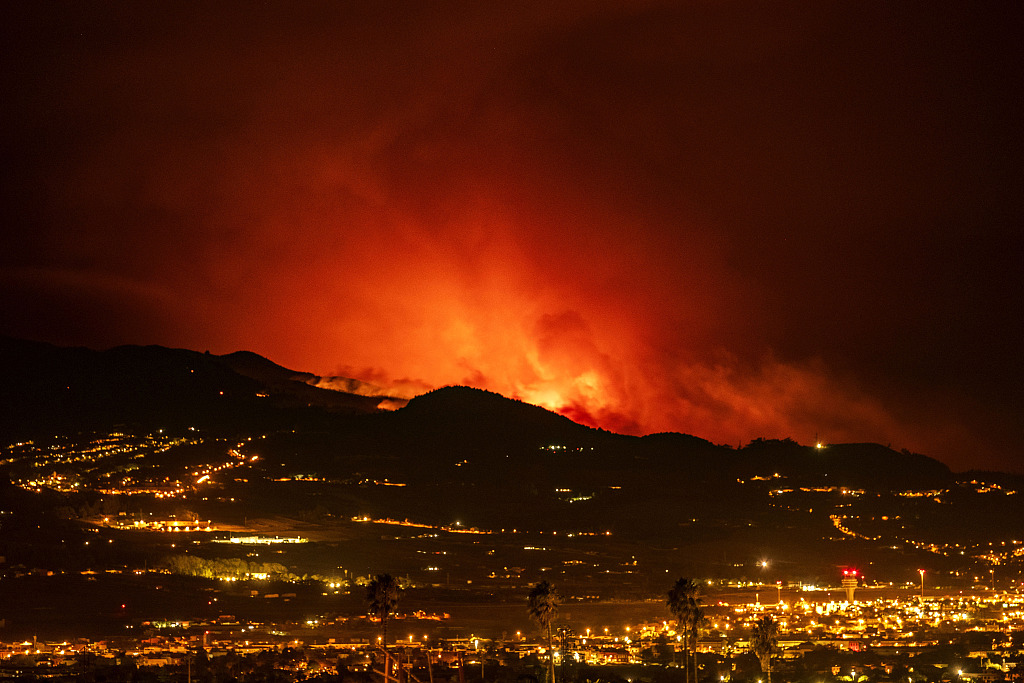 Flames are seen on the horizon as the fire advances through the forest toward the town of La Laguna and Los Rodeos airport in Tenerife, Canary Islands, Spain, August 19, 2023. /CFP