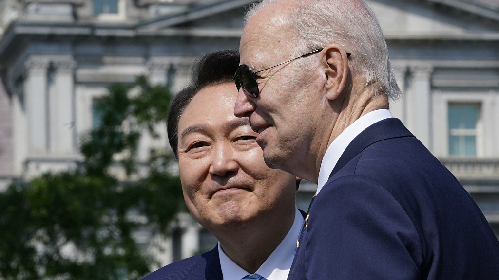 U.S. President Joe Biden talks with South Korea's President Yoon Suk-yeol during a state arrival ceremony on the South Lawn of the White House, Washington, D.C., U.S., April 26, 2023, /CFP