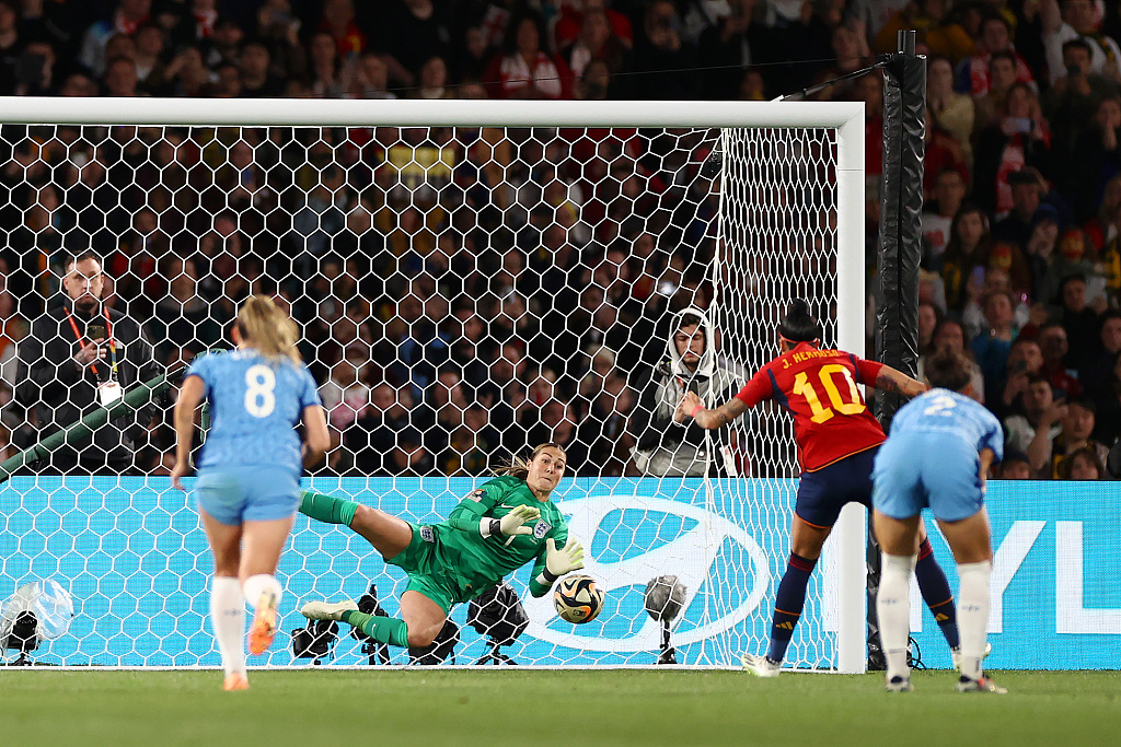 England's goalkeeper Mary Earps (C) saves a penalty during the FIFA Women's World Cup final against Spain in Sydney, Australia, August 20, 2023. /CFP