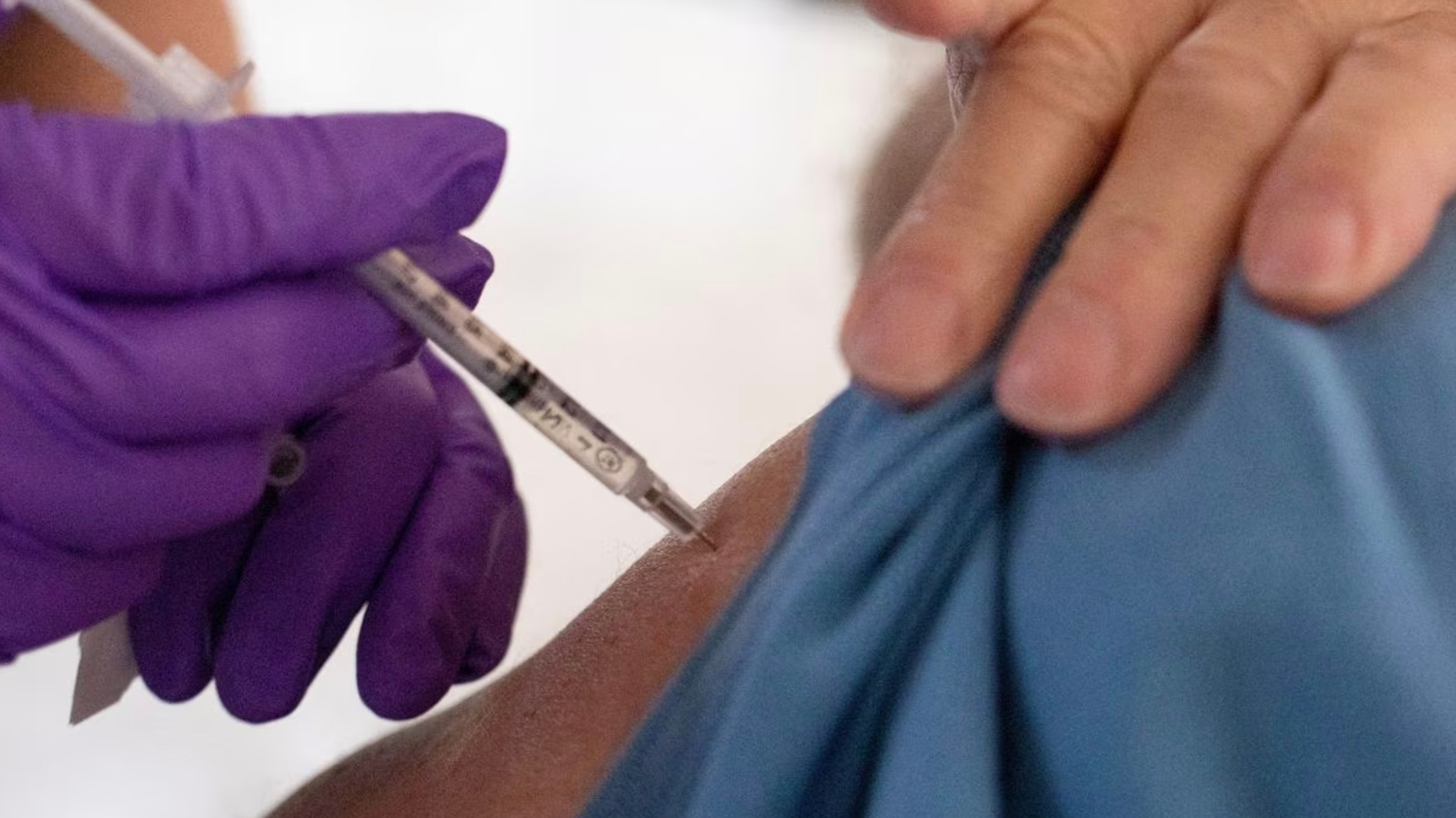 A 50-year-old and immunocompromised resident receives a second booster shot of the coronavirus disease (COVID-19) vaccine in Waterford, Michigan, U.S., April 8, 2022. /Reuters
