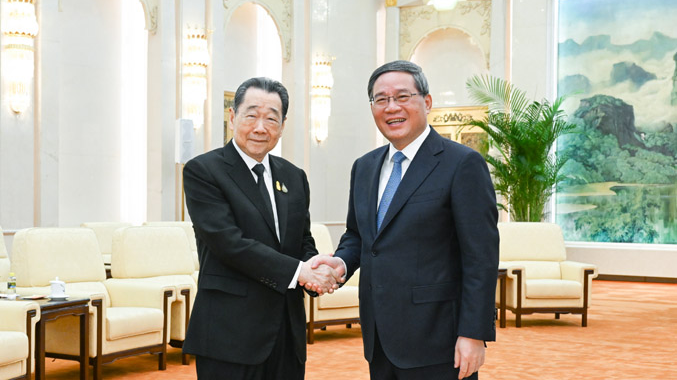 Chinese Premier Li Qiang (R) shakes hands with Dhanin Chearavanont, senior chairman of Thailand's Charoen Pokphand Group, in Beijing, China, August 21, 2023. /Xinhua