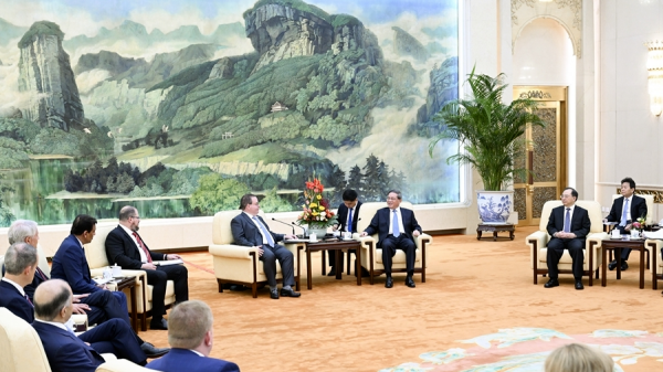 Chinese Premier Li Qiang holds talks with Marc Casper, board chair of the U.S.-China Business Council, in Beijing, China, August 21, 2023. /Xinhua