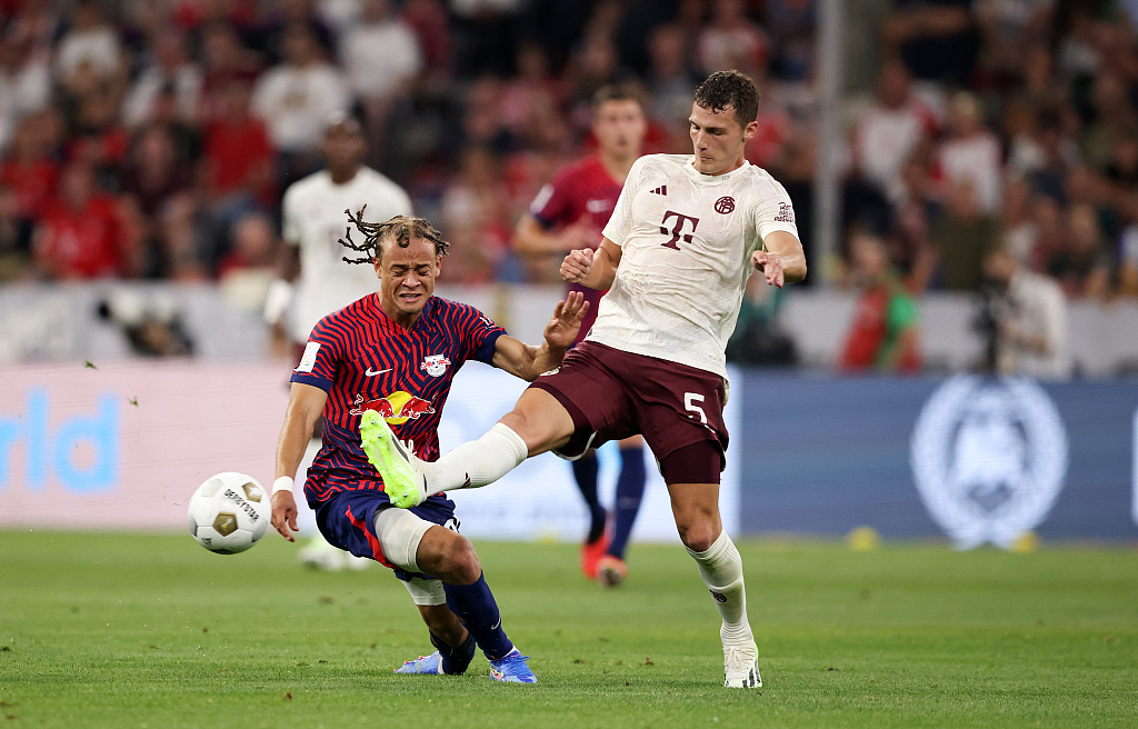 Benjamin Pavard (R) of Bayern Munich tries to clear the ball out in the DFB Supercup against RB Leipzig at Allianz Arena in Munich, Germany, August 12, 2023. /CFP 