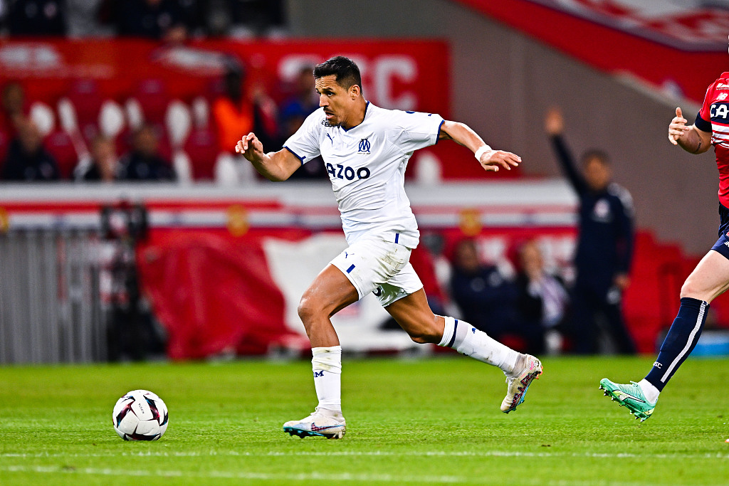 Alexis Sanchez of Olympique Marseille dribbles in the Ligue 1 game against Lille at Stade Pierre Mauroy in Lille, France, May 20, 2023. /CFP 