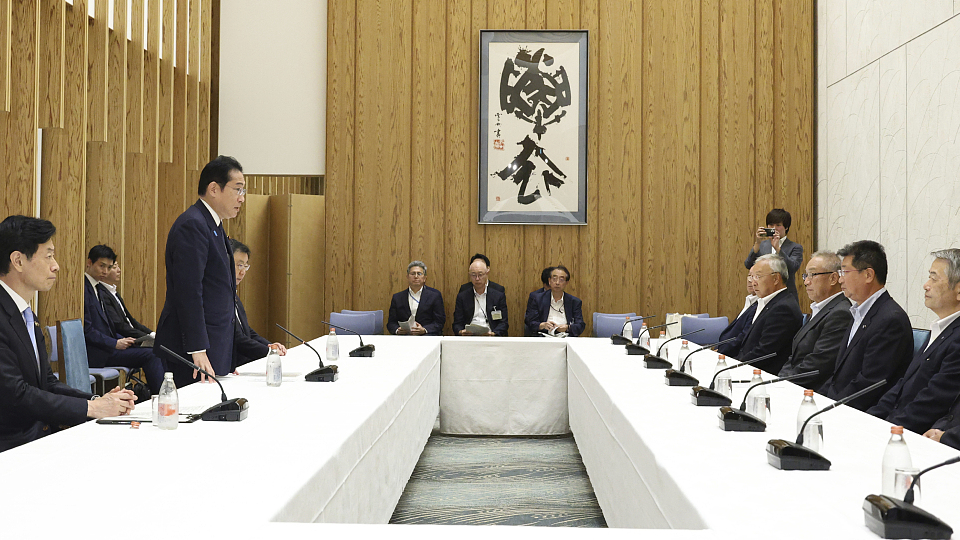 Japan's Prime Minister Fumio Kishida, 2nd from left, holds a meeting with National Federation of Fisheries Co-operative Associations' Chairman Masanobu Sakamoto, 2nd from right, about the Fukushima discharge plan in Tokyo, Japan, August 21, 2023. /CFP