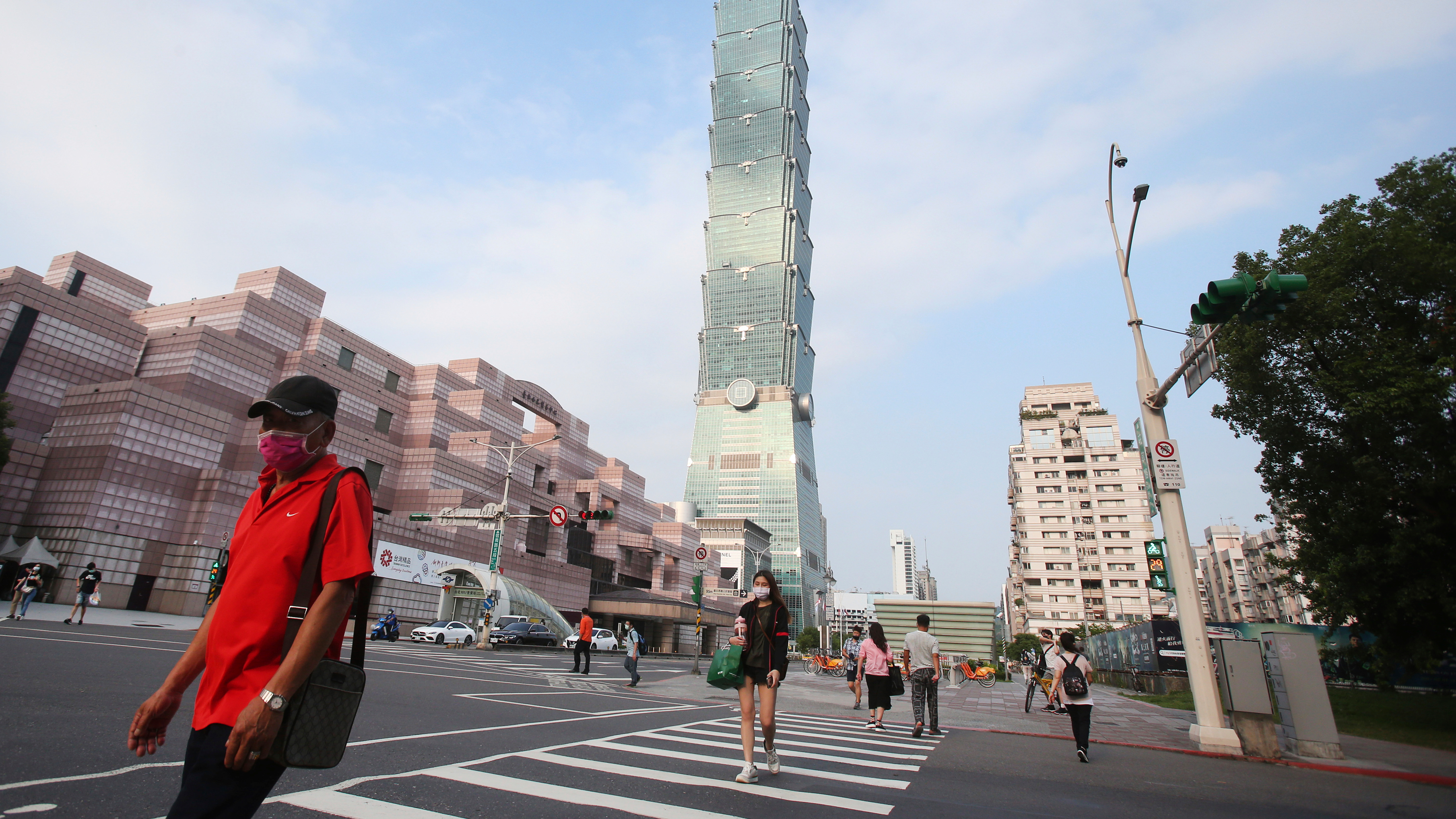 People walk past Taipei 101 building in Taipei, Taiwan, China, May 15, 2021. /CFP