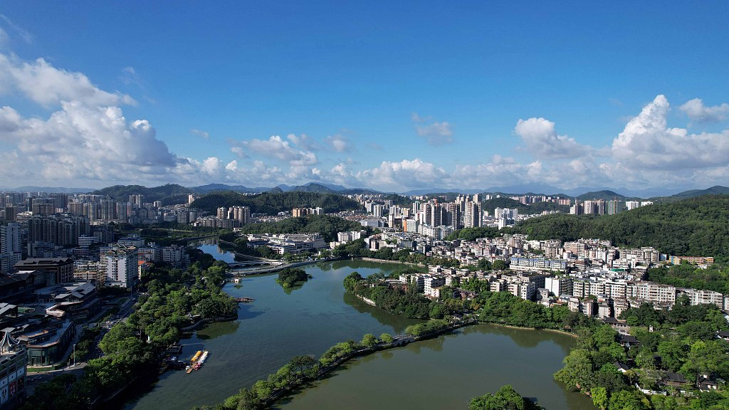 Live: Relax in one of the three major West Lakes in China