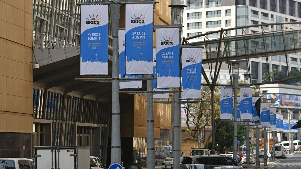 Signboards of the 15th BRICS summit are seen in a street of Johannesburg, South Africa, August 17, 2023. /Xinhua