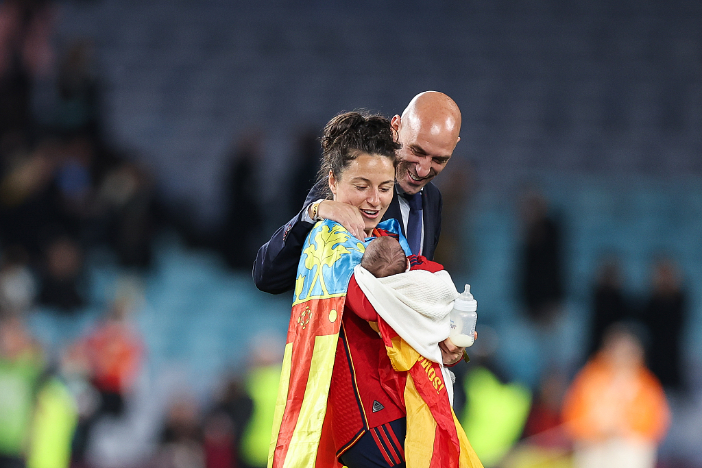 Ivana Andres of Spain holds her child after winning the Women's World Cup title in Sydney, Australia, August 20, 2023. /CFP