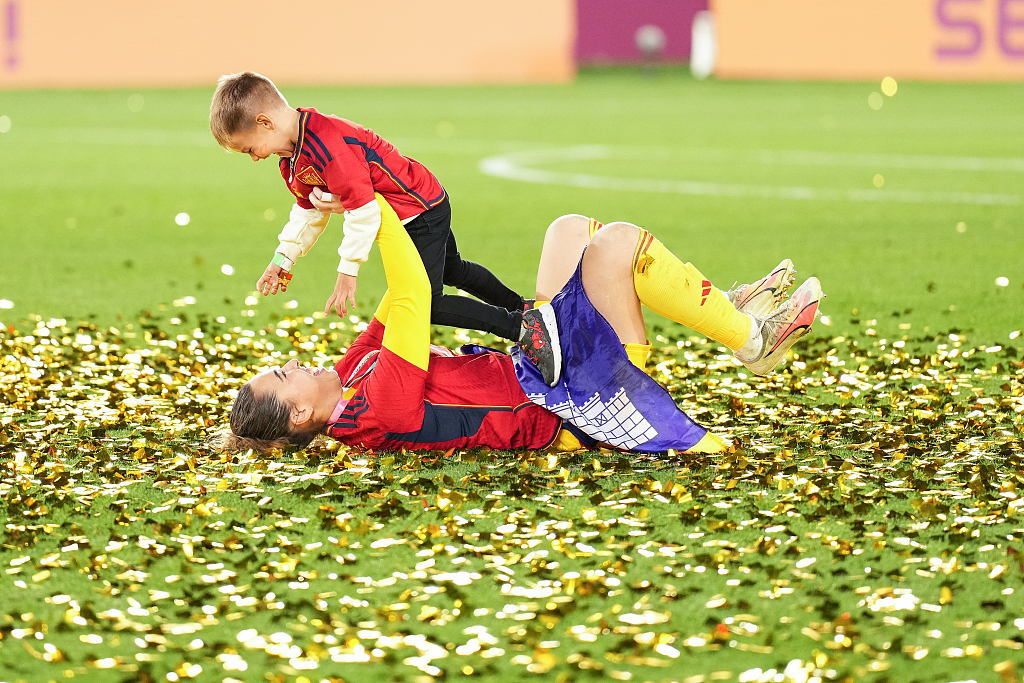Spain's goalkeeper Catalina Coll celebrates with her son after the final in Sydney, Australia, August 20, 2023. /CFP