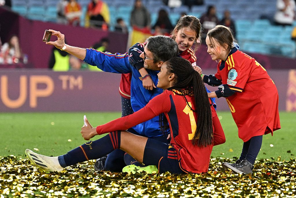 Spain's forward Salma Paralluelo poses for selfies with her family after the final in Sydney, Australia, August 20, 2023. /CFP