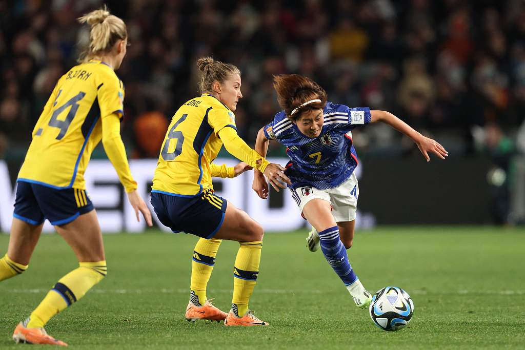 Hinata Miyazawa (R) of Japan fights for the ball during the Women's World Cup quarterfinal between Japan and Sweden at Eden Park in Auckland, New Zealand, August 11, 2023. /CFP