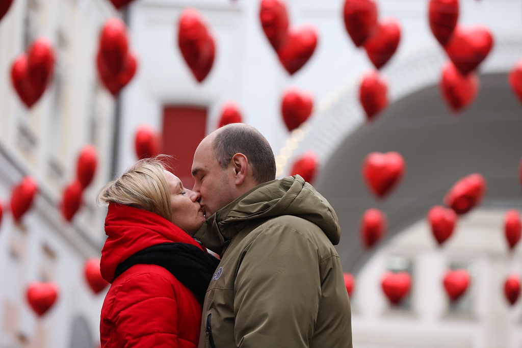 A file photo shows a couple kissing on a street in central Moscow decorated for Western Valentine's Day. /CFP