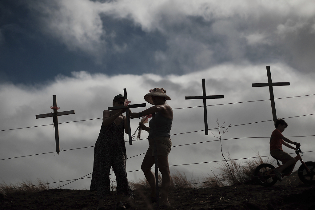 Crosses placed by local residents to mourn the victims on a hill overlooking Lahaina, the western part of the Maui island, which has been devastated by wildfire, in Maui, Hawaii, on August 21, 2023. /CFP