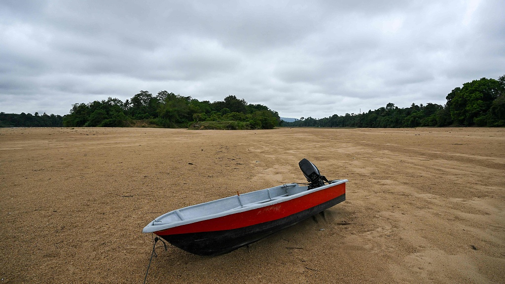 A boat is on the dry riverbed of the Pahang river, Chenor, Malaysia's Pahang state, August 10, 2023. /CFP
