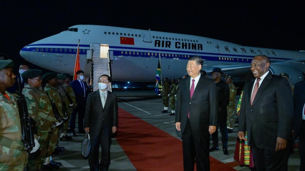 Chinese President Xi Jinping (R2) arrives at the O.R. Tambo International Airport in Johannesburg, South Africa, August 21, 2023. /Xinhua