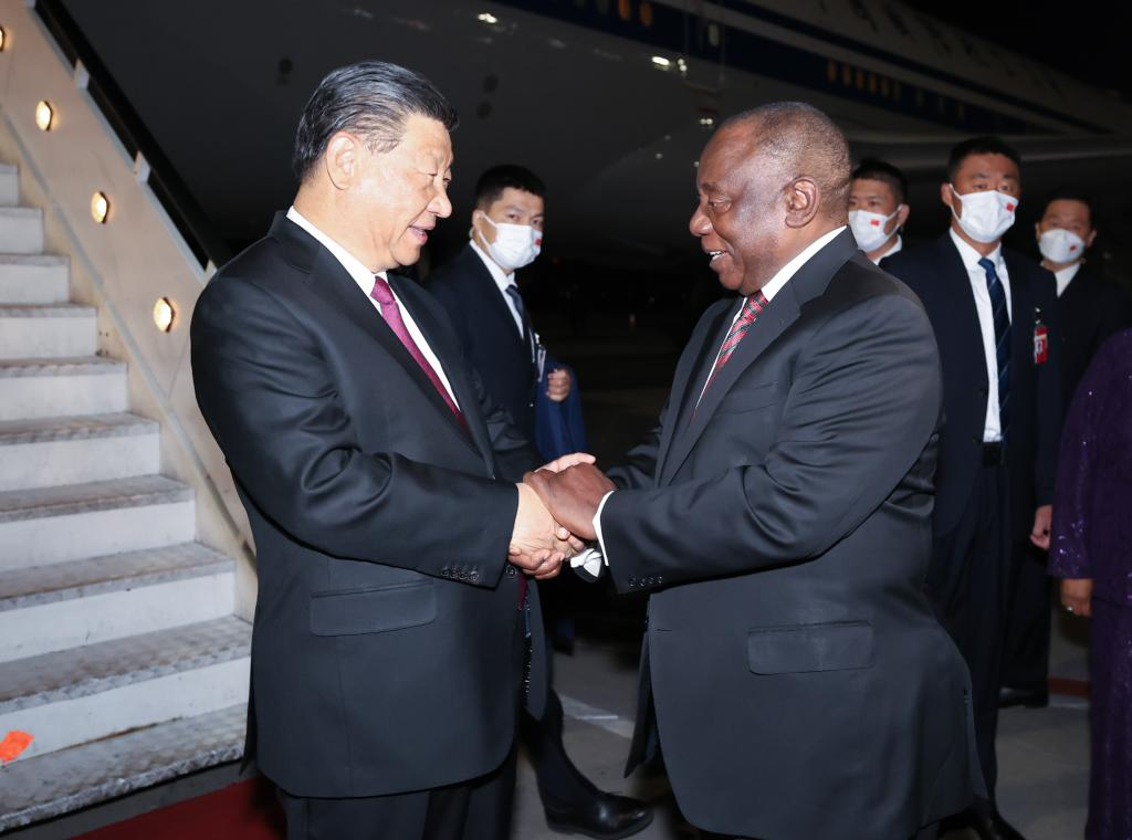 Chinese President Xi Jinping (left) is warmly greeted by South African President Cyril Ramaphosa upon his arrival at the OR Tambo International Airport in Johannesburg, South Africa, Aug. 21, 2023. /Xinhua