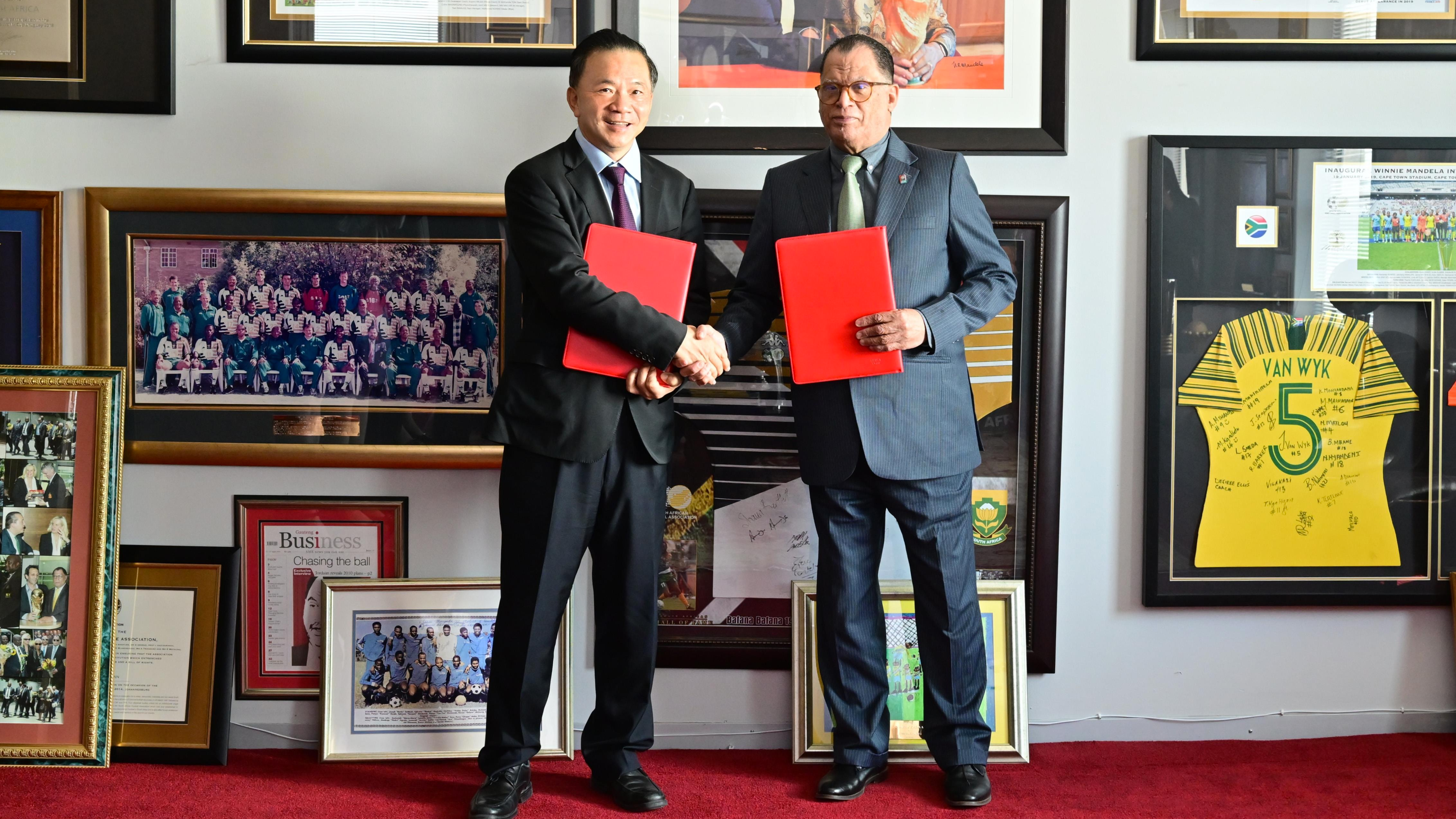 China Media Group (CMG) President Shen Haixiong and President of South African Football Association (SAFA) Danny Jordaan sign a memorandum in Johannesburg, South Africa on August 23, 2023. /CMG