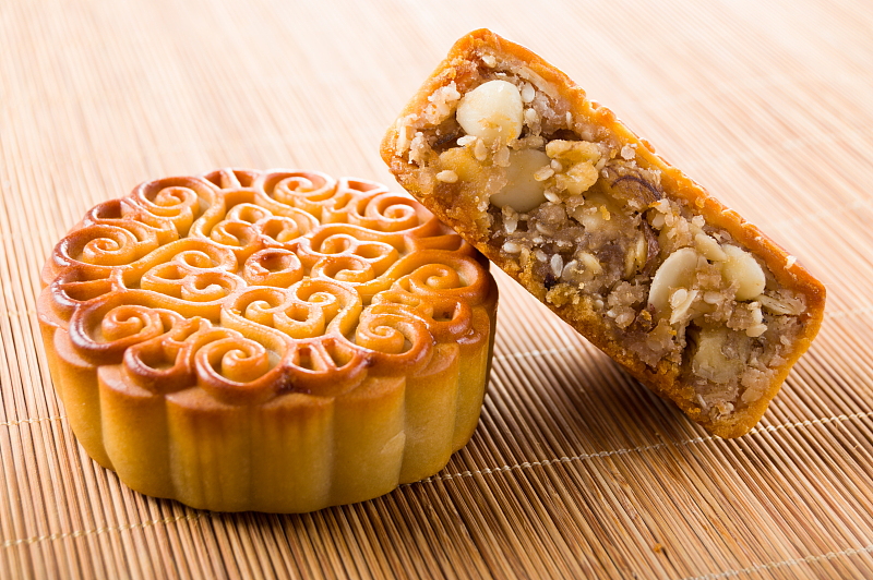 To celebrate the Mid-Autumn Festival, Chinese people eat mooncakes, which feature various fillings and a round shape. /CFP