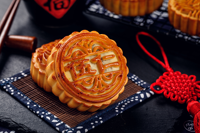 To celebrate the Mid-Autumn Festival, Chinese people eat mooncakes, which feature various fillings and a round shape. /CFP