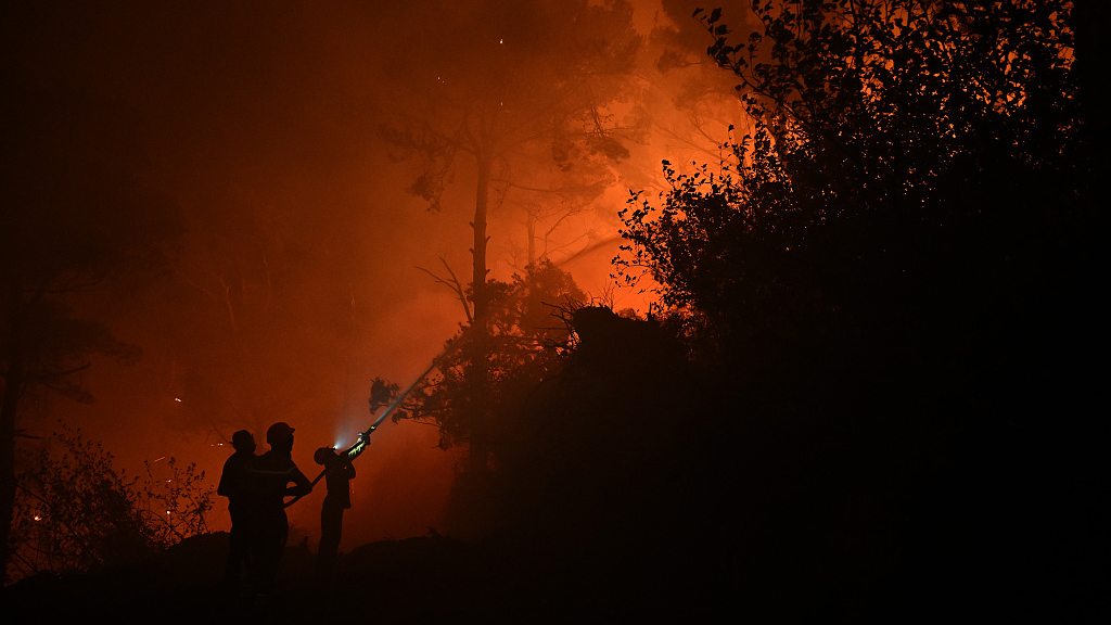 Extinguish the wildfire that broke out near Kayadere village in Canakkale, Türkiye, August 22, 2023. /CFP
