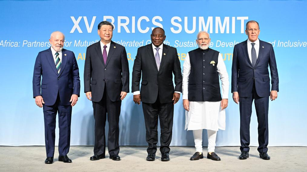 Chinese President Xi Jinping, South African President Cyril Ramaphosa, Brazilian President Luiz Inacio Lula da Silva, Indian Prime Minister Narendra Modi and Russian Foreign Minister Sergei Lavrov pose for a group photo during the 15th BRICS Summit in Johannesburg, South Africa, August 23, 2023. /Xinhua