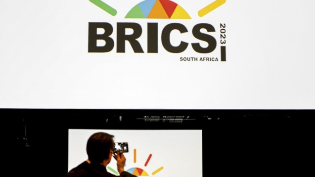 A man takes photos at the media center of the 15th BRICS Summit in Johannesburg, South Africa, August 21, 2023. /Xinhua