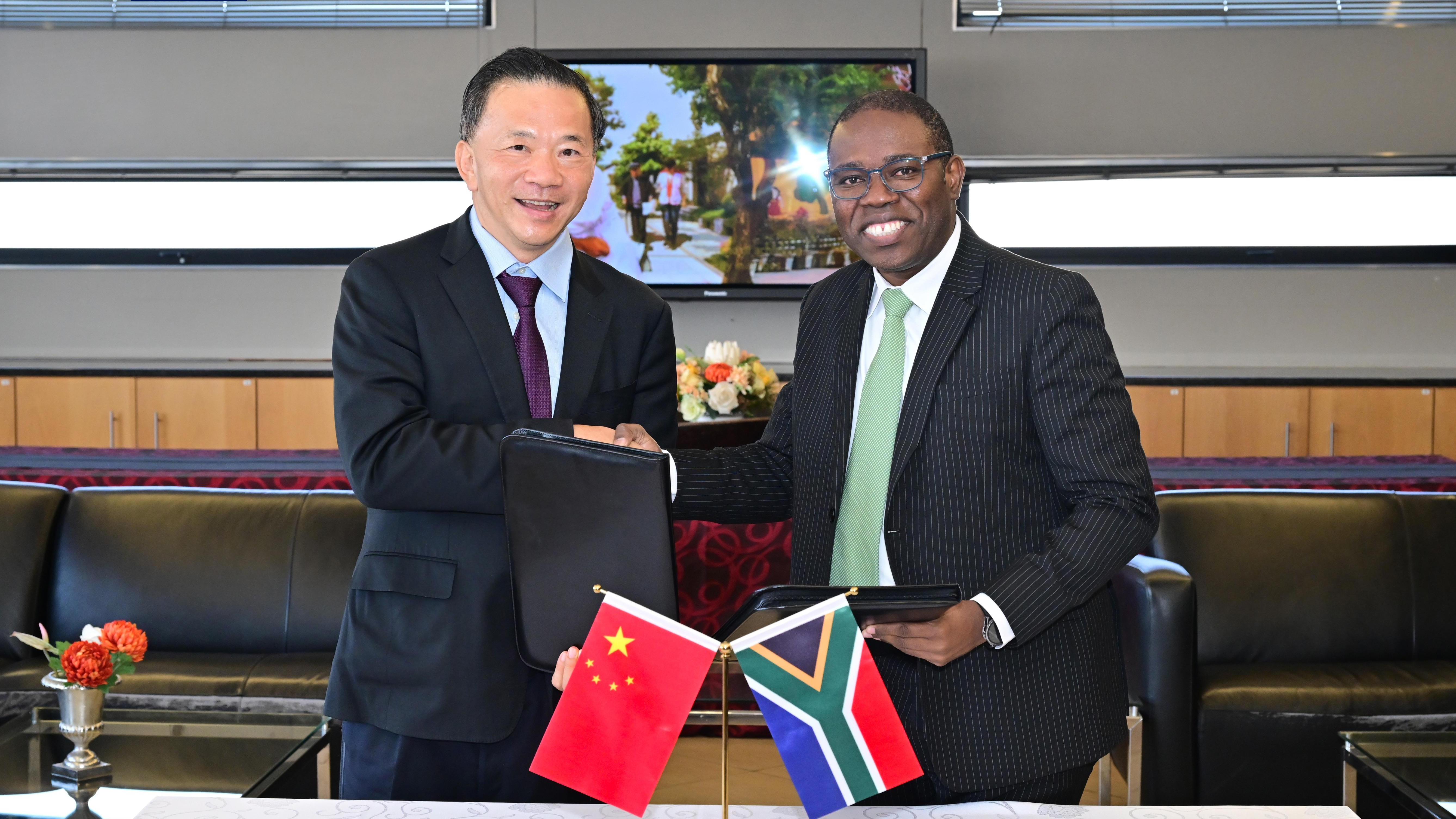 Shen Haixiong, the president of China Media Group (CMG), and Letlhokwa George Mpedi, the vice chancellor and principal at the University of Johannesburg (UJ), sign an agreement aimed at enhancing cooperation and exchanges, Johannesburg, South Africa, August 23, 2023. /CMG