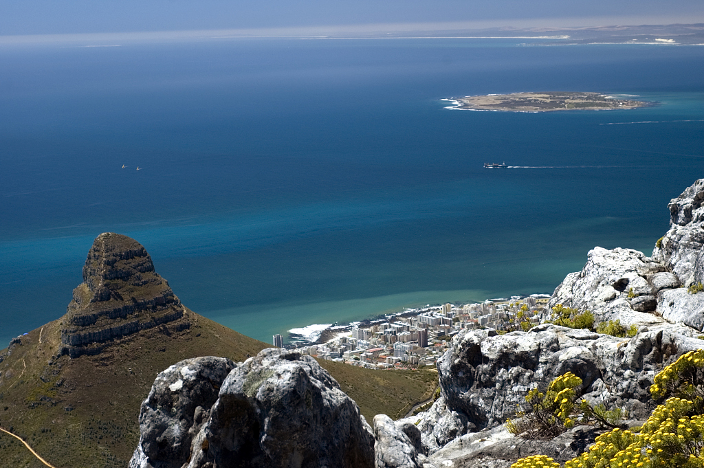 A view of Robben Island from Table Mountain. /CFP