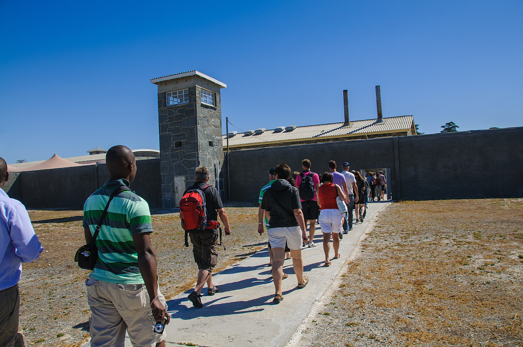Visitors explore the former prison on Robben Island. / CFP