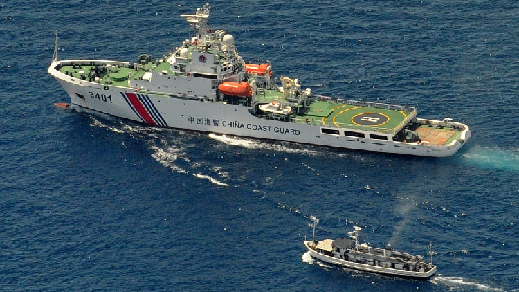 A Chinese coast guard ship and a Philippine navy vessel near the South China Sea, August 5, 2023. /CFP