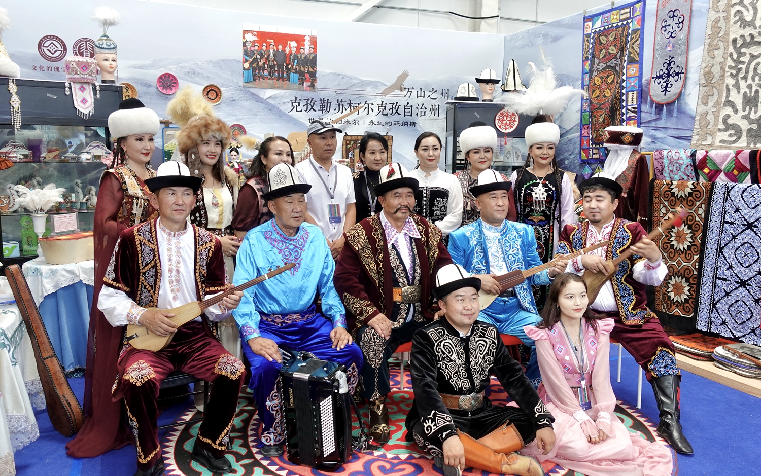 This group photo shows performers from Kizilsu Kyrgyz Autonomous Prefecture of Xinjiang. /CGTN