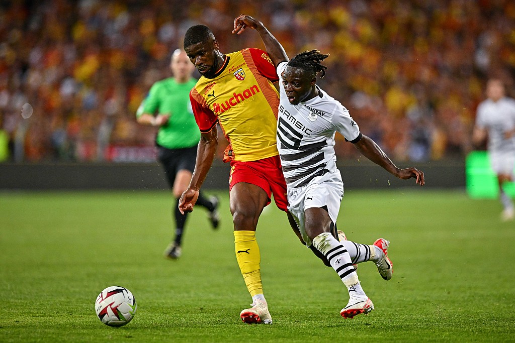 Jeremy Doku (R) of Rennes competes for the ball with Kevin Danso of Lens in the Ligue 1 game Stade Bollaert-Delelis in Lens, France, August 20, 2023. /CFP