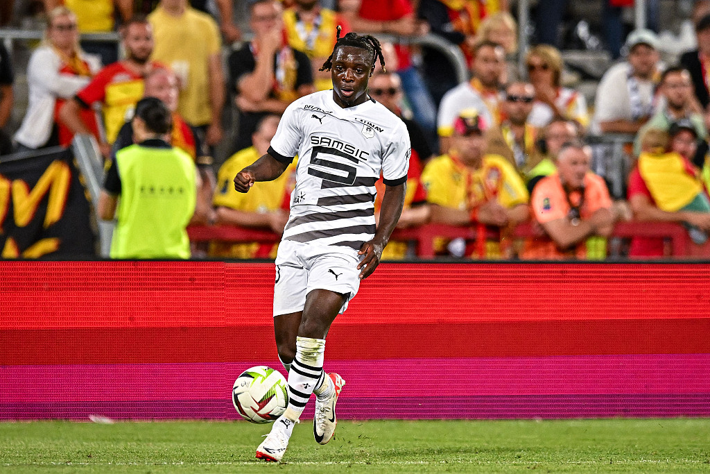 Jeremy Doku of Rennes dribbles in the Ligue 1 game against Lens at Stade Bollaert-Delelis in Lens, France, August 20, 2023. /CFP