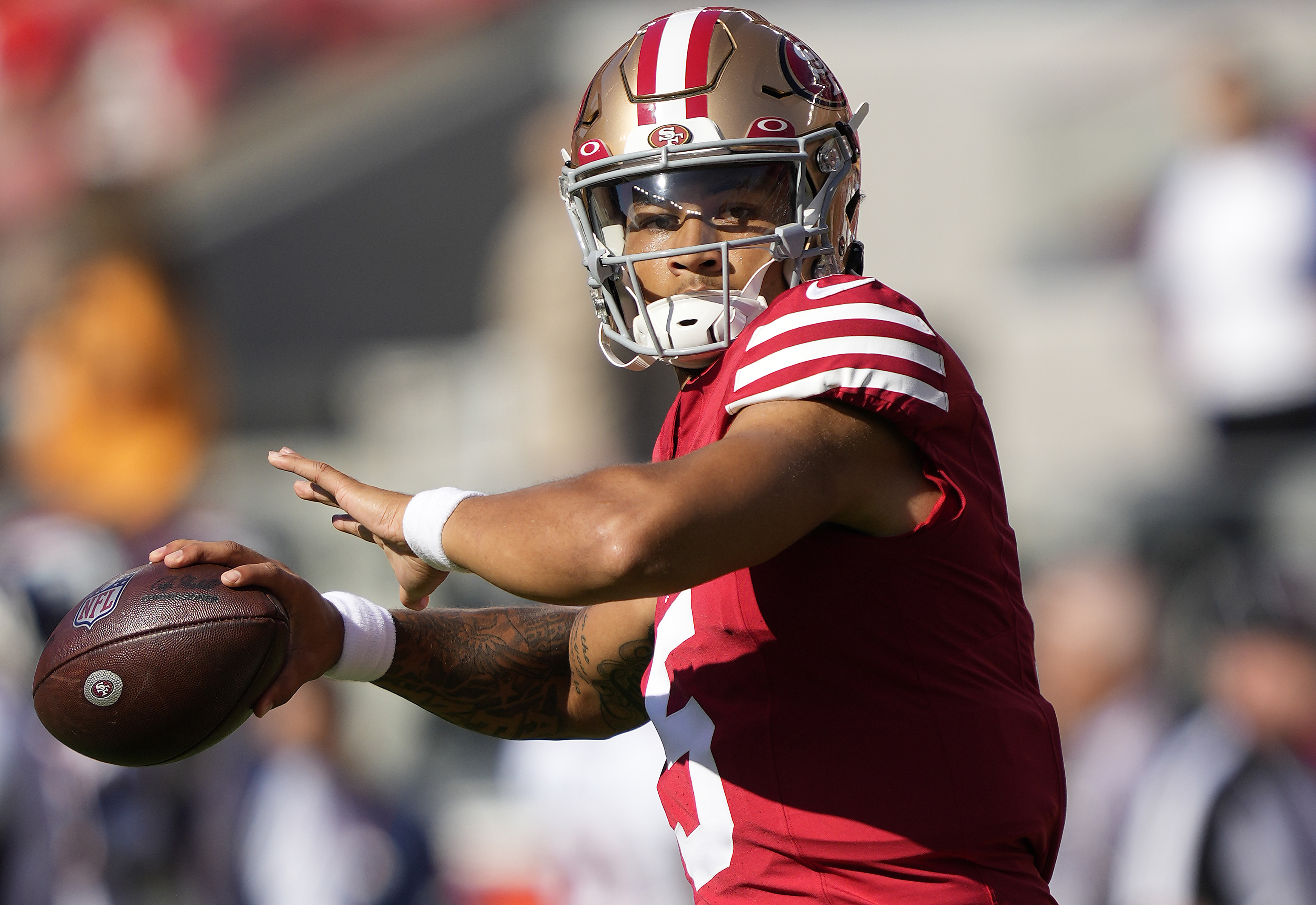 Quarterback Trey Lance of the San Francisco 49ers warms up ahead of the pre-season game against the Denver Broncos at Levi's Stadium in Santa Clara, California, August 19, 2023. /CFP 