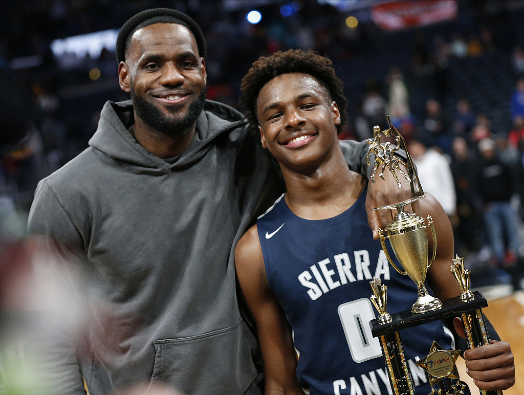 Bronny James (R) of Sierra Canyon and his father LeBron James pose for a photo after the game against Akron St. Vincent – St. Mary in Columbus, Ohio, December 14, 2019. /CFP