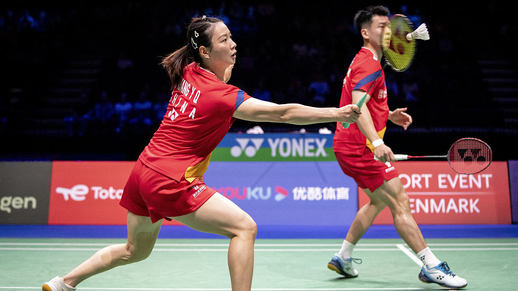 Huang Yaqiong (L) and Zheng Siwei in action during World Championships mixed doubles quarterfinal round in Copenhagen, Denmark, August 25, 2023. /CFP