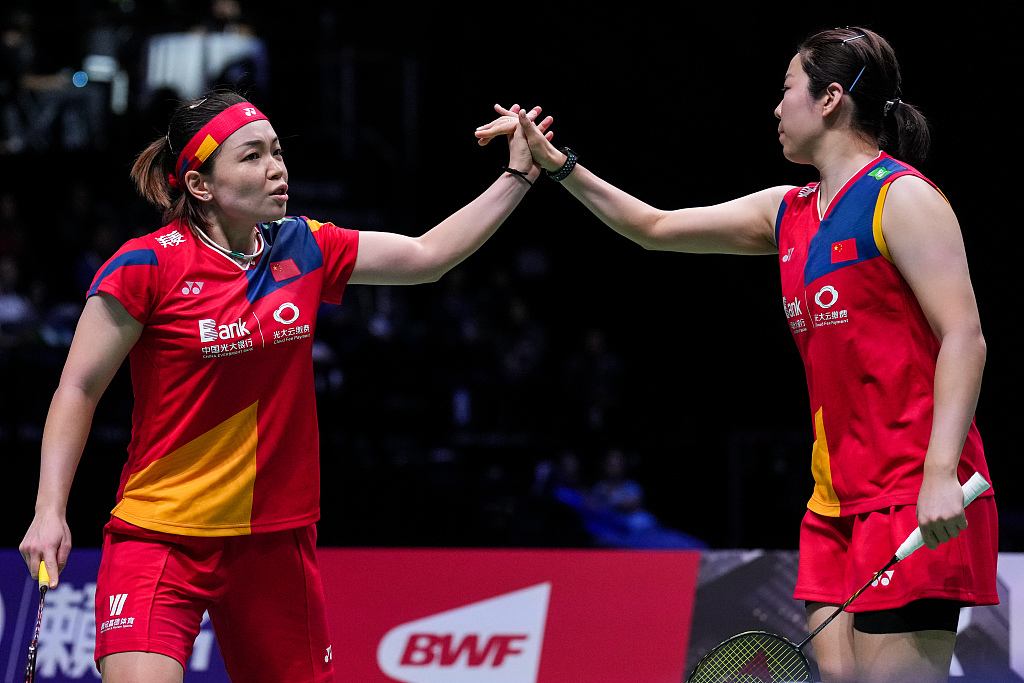 Chen Qingchen (L) and Huang Yaqiong in action during World Championships women's doubles quarterfinal round in Copenhagen, Denmark, August 25, 2023. /CFP
