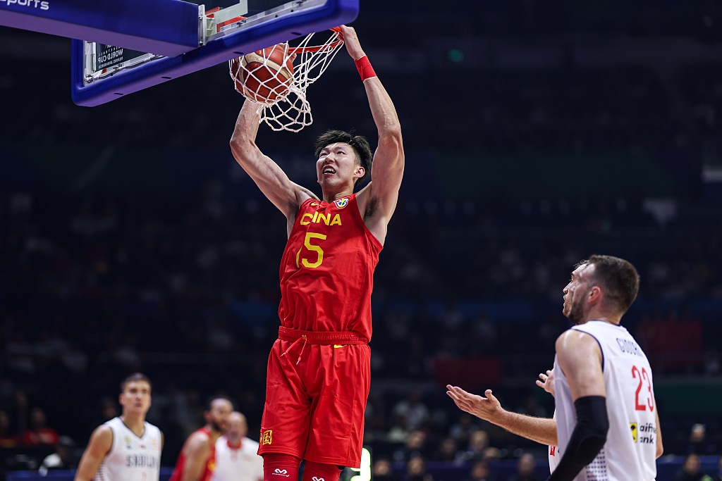 Zhou Qi (C) of China dunks in the group game at the FIBA Basketball World Cup against Serbia at Araneta Coliseum in Quezon, the Philippines, August 26, 2023. /CFP