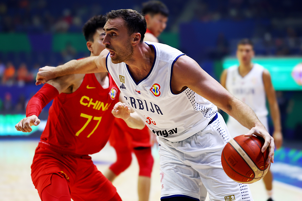 Nikola Milutinov (R) of Serbia drives toward the rim in the group game at the FIBA Basketball World Cup against China at Araneta Coliseum in Quezon, the Philippines, August 26, 2023. /CFP