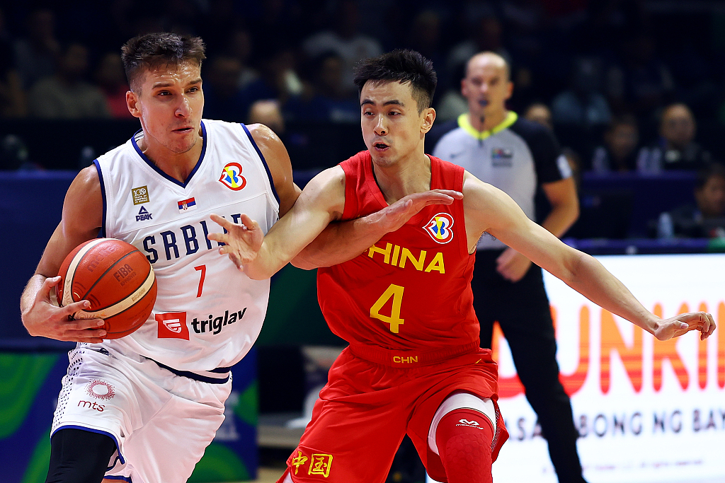 Bogdan Bogadanovic (#7) of Serbia penetrates in the group game at the FIBA Basketball World Cup against China at Araneta Coliseum in Quezon, the Philippines, August 26, 2023. /CFP