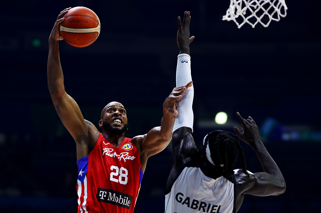 Ismael Romero (#28) of Puerto Rico drives toward the rim in the group game at the FIBA Basketball World Cup against South Sudan at Manila Araneta Coliseum in Manila, the Philippines, August 26, 2023. /CFP